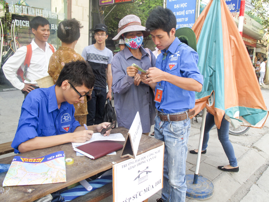 Sinh viên tình nguyện đại học công nghệ gtvt năm 2013