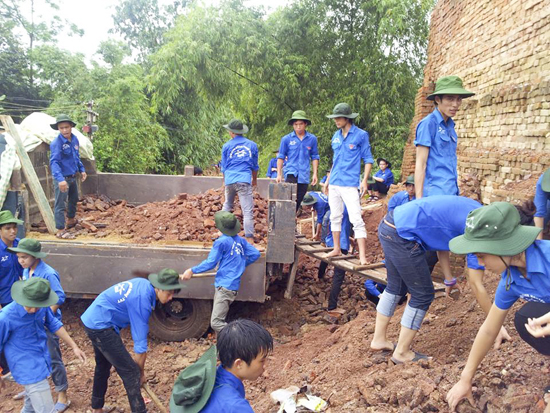 Sinh viên tình nguyện đại học công nghệ gtvt năm 2013