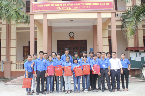Sinh viên tình nguyện đại học công nghệ gtvt năm 2013