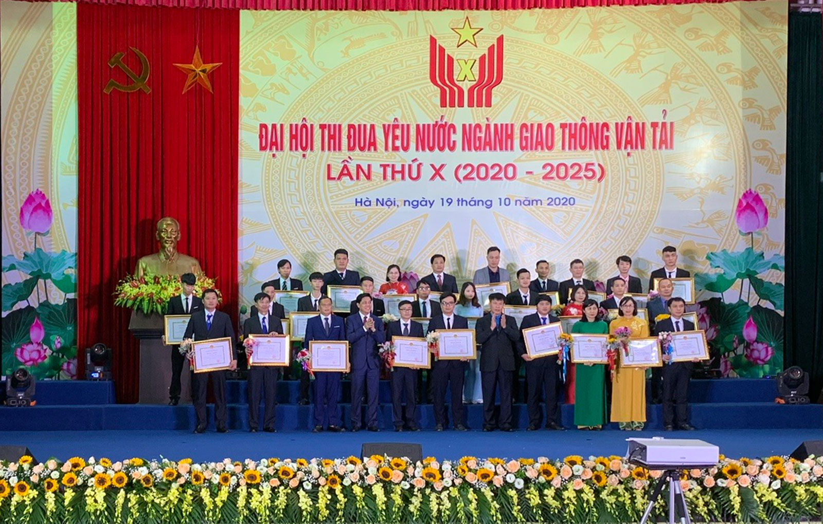 TS. Đỗ Quang Hưng, PGS.TS. Vũ Hoài Nam, sinh viên Nguyễn Thị Thùy Linh là điển hình tiên tiến xuất sắc trong các phong trào thi đua ngành GTVT giai đoạn 2016- 2020 vinh dự nhận Bằng khen của Bộ trưởng.