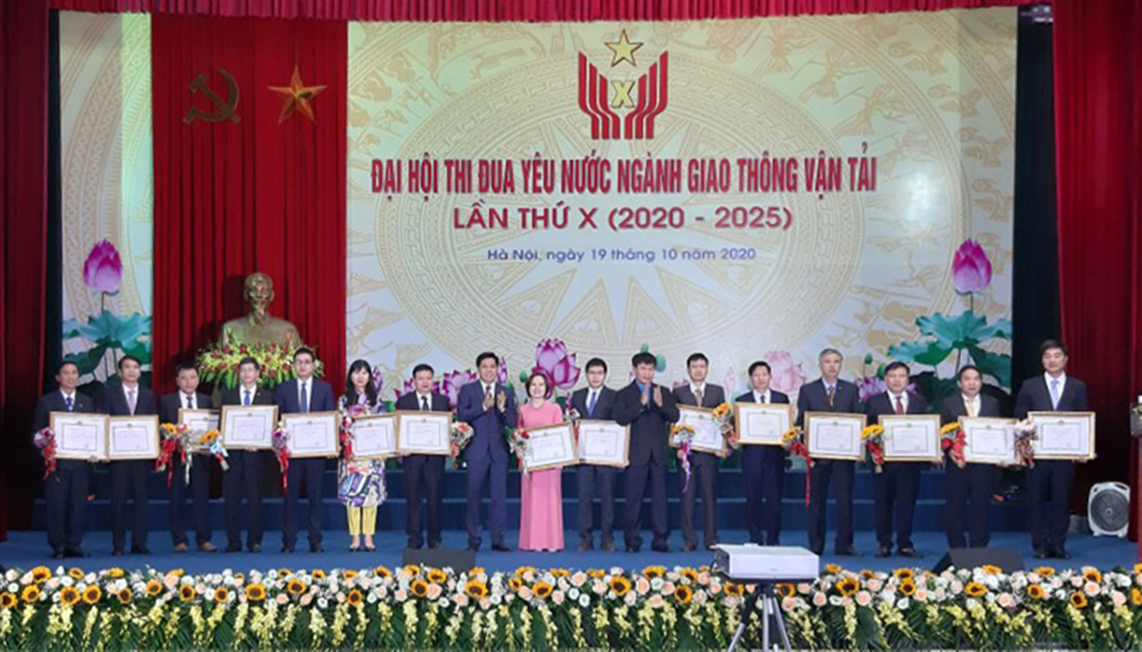 TS. Hoàng Thị Hồng Lê, đại diện Khoa Kinh tế vận tải, Trường Đại học Công nghệ GTVT nhận bằng khen của Bộ trưởng Bộ Giao thông vận tải.