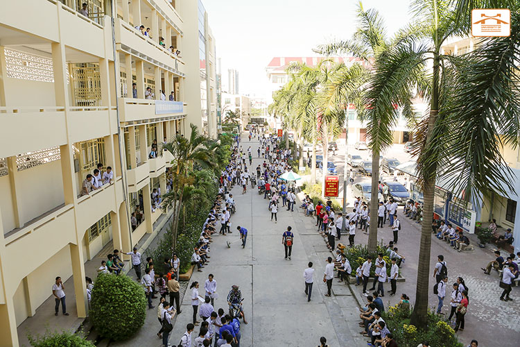 Thí sinh làm thủ tục dự thi THPT quốc gia ngày 30/6 tại Trường Đại học Công nghệ GTVT