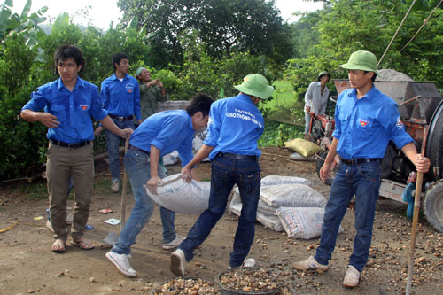 SVTN Cao đẳng GTVT hoạt động tình nguyện tại Tuyên Quang hè 2010