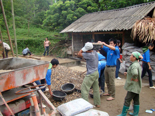 SVTN Cao đẳng GTVT hoạt động tình nguyện tại Tuyên Quang hè 2010