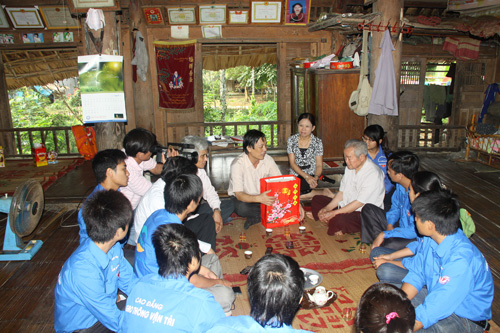 Đoàn đại biểu trường Cao đẳng GTVT thăm Làng Chẩu, xã Thắng Quân, huyện Yên Sơn, tỉnh Tuyên Quang