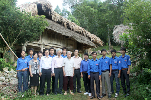Đoàn đại biểu trường Cao đẳng GTVT thăm Làng Chẩu, xã Thắng Quân, huyện Yên Sơn, tỉnh Tuyên Quang