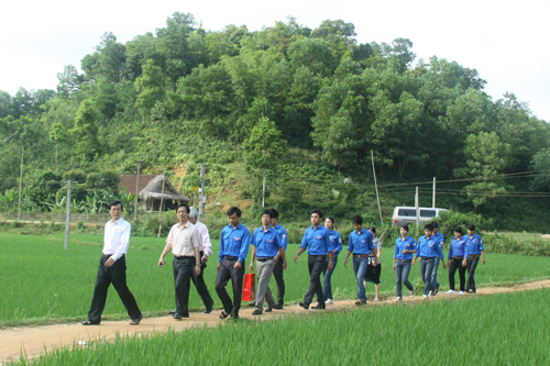Đoàn đại biểu trường Cao đẳng GTVT thăm Làng Chẩu, xã Thắng Quân, huyện Yên Sơn, tỉnh Tuyên Quang