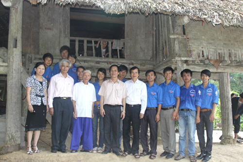 Đoàn đại biểu trường Cao đẳng GTVT thăm Làng Chẩu, xã Thắng Quân, huyện Yên Sơn, tỉnh Tuyên Quang