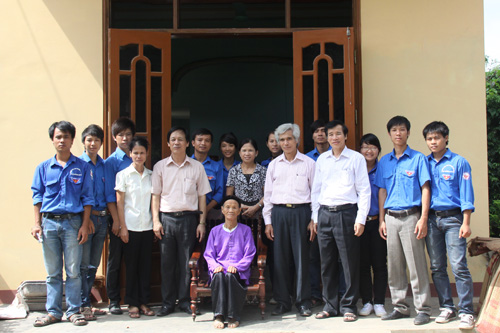 Đoàn đại biểu trường Cao đẳng GTVT thăm Làng Chẩu, xã Thắng Quân, huyện Yên Sơn, tỉnh Tuyên Quang