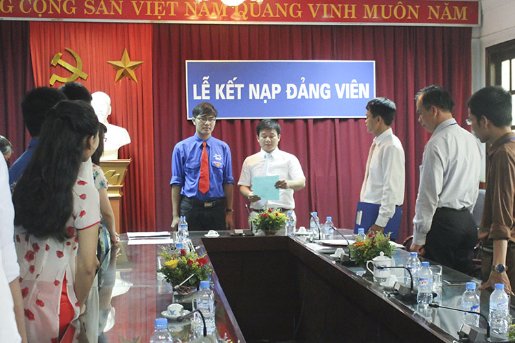 Chúc mừng năm sinh viên ưu tú được vinh dự đứng trong hàng ngũ của Đảng.