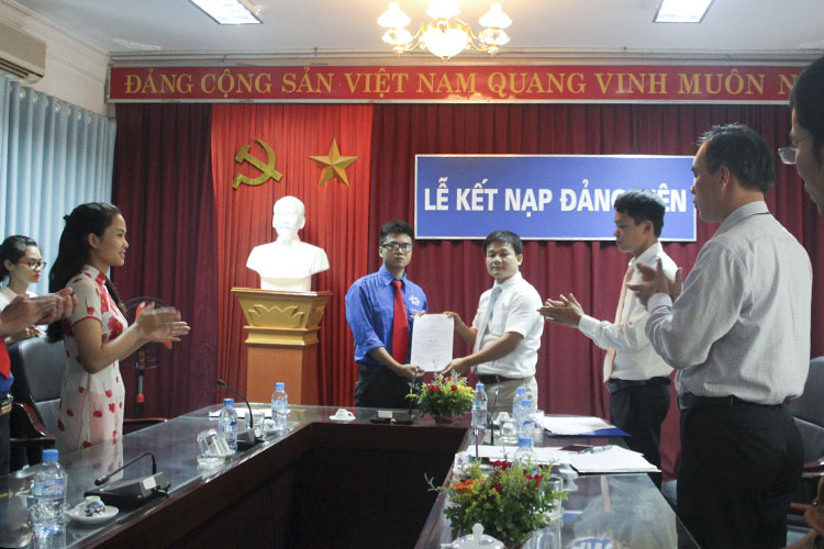 Chúc mừng năm sinh viên ưu tú được vinh dự đứng trong hàng ngũ của Đảng.