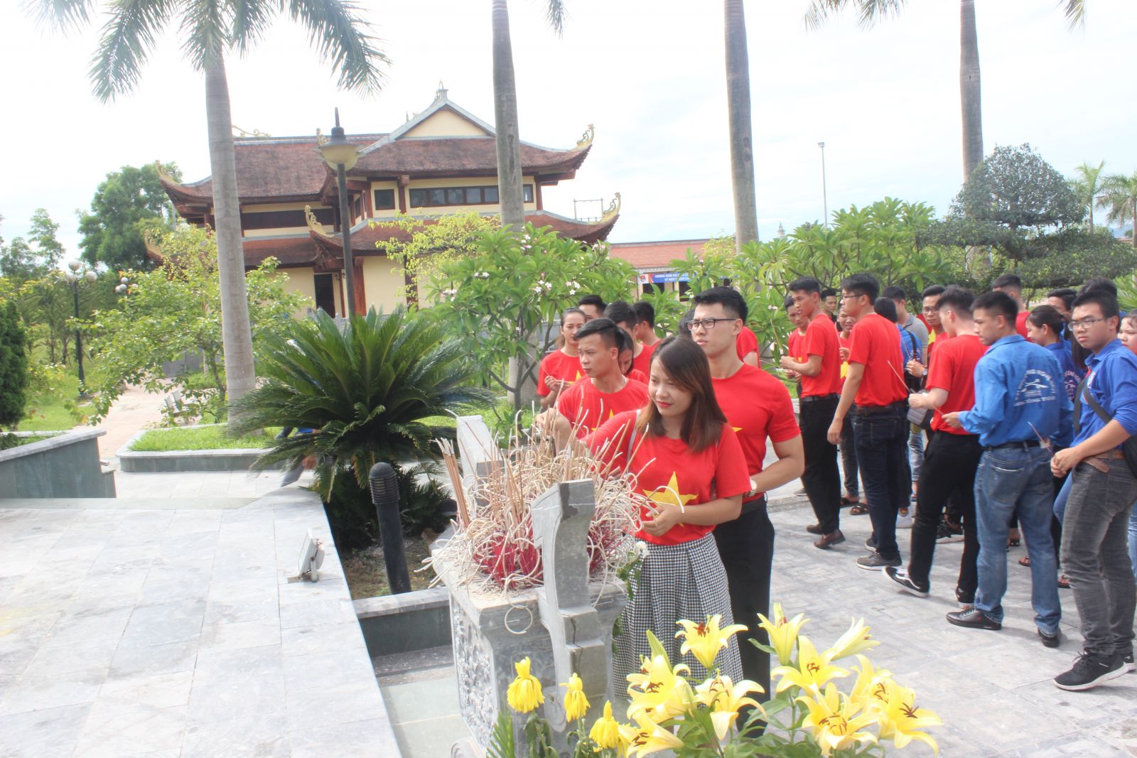 Tổ chức lễ viếng và dâng hương tại phần mộ anh Lý Tự Trọng