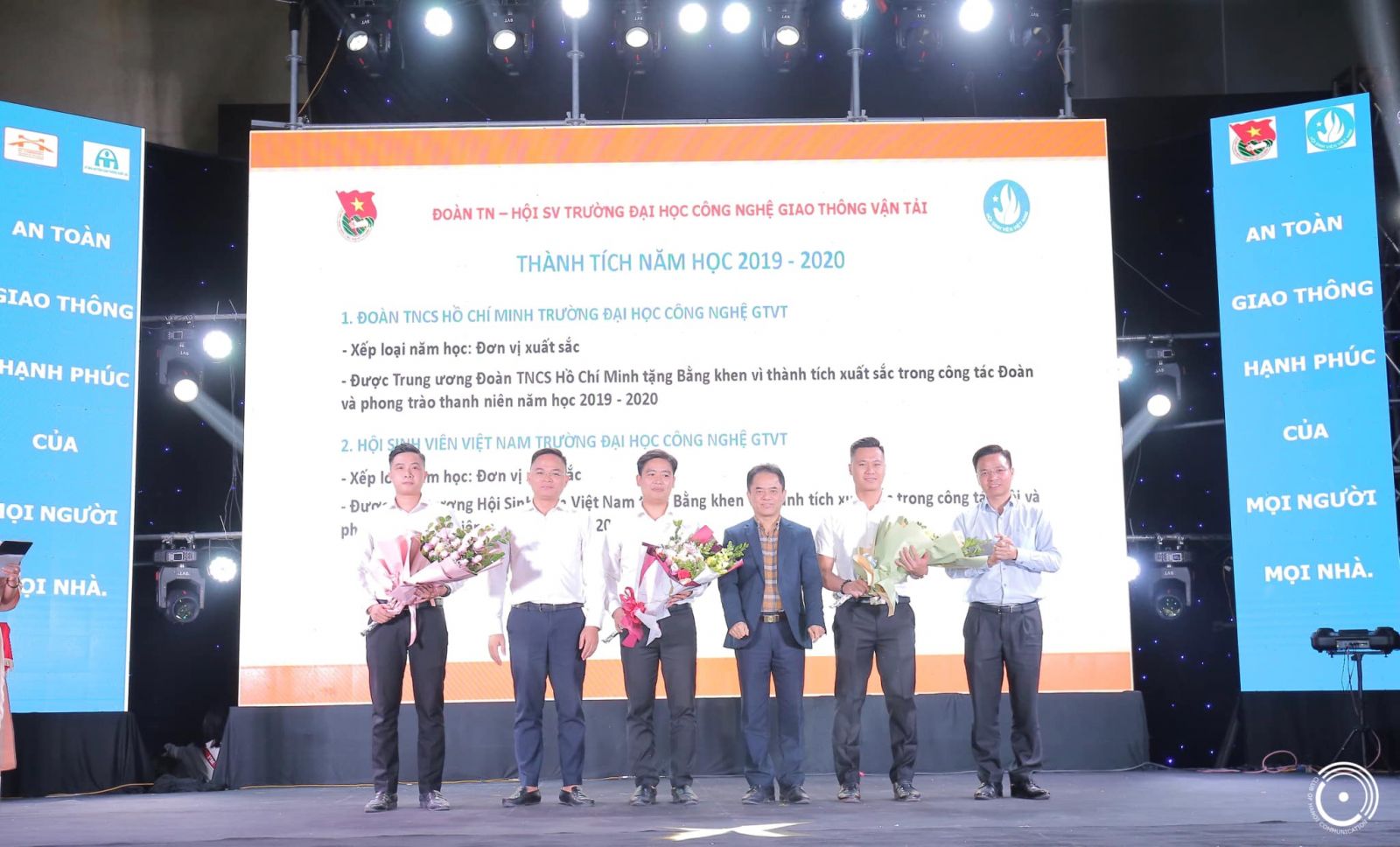 Đại diện lãnh đạo Nhà trường và Đoàn Thanh niên - Hội Sinh viên cấp trên tặng hoa chúc mừng Đoàn Thanh niên - Hội Sinh viên trường Đại học Công nghệ Giao thông vận tải đạt danh hiệu Đơn vị xuất sắc.