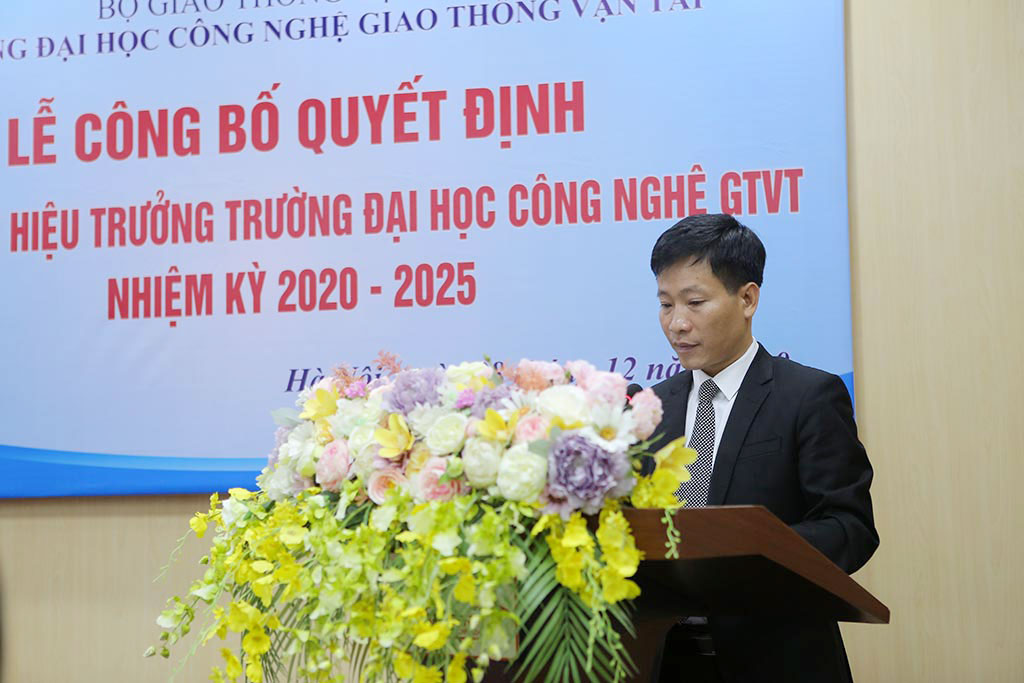 PGS, TS Nguyễn Hoàng Long, Hiệu trưởng Nhà trường phát biểu cảm ơn và nhận nhiệm vụ