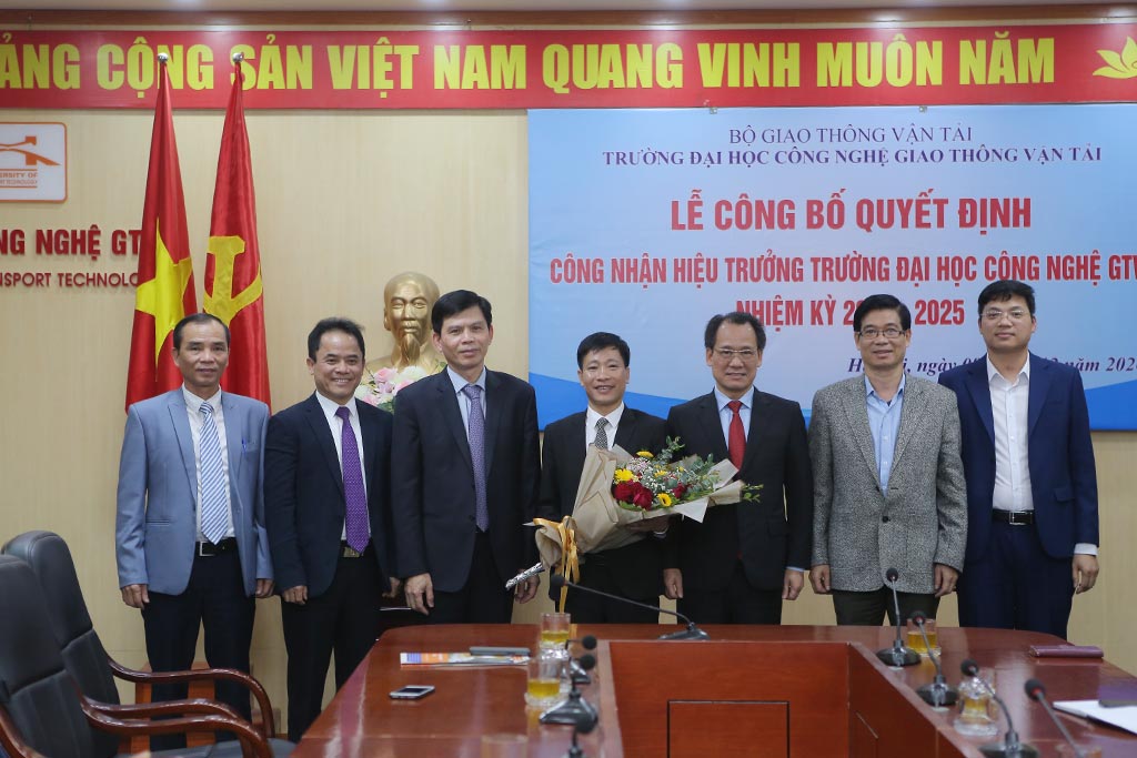 Lãnh đạo Bộ GTVT và Nhà trường tặng hoa chúc mừng đồng chí tân Hiệu trưởng