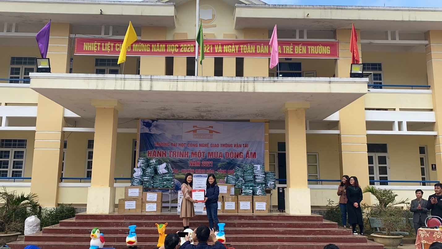 Hình ảnh trao quà cho nhà trường và học sinh tại điểm chính Ra Mai