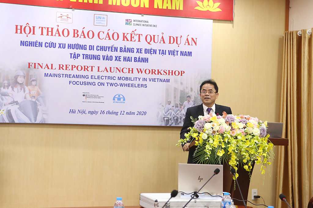 PGS, TS Vũ Ngọc Khiêm, Chủ nhiệm dự án báo cáo tổng quan về dự án và các kết quả đã đạt được của Nhóm nghiên cứu