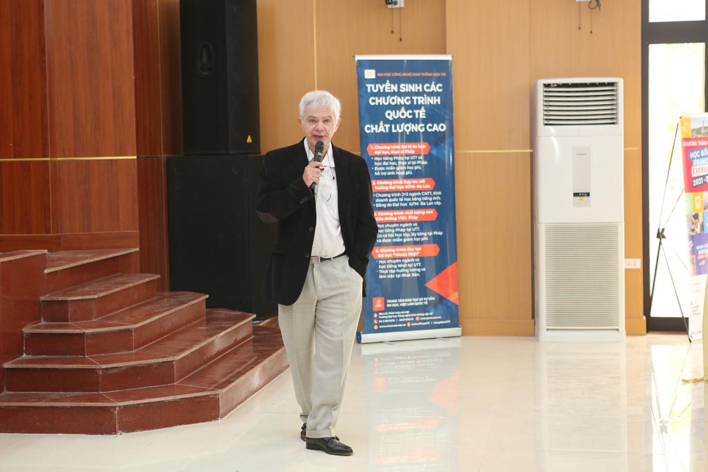 Ông Eric A André – Đại diện Khối các Học viện khoa học ứng dụng quốc gia INSA  tại Việt Nam giới thiệu các chương trình đào tạo kỹ sư tại Pháp