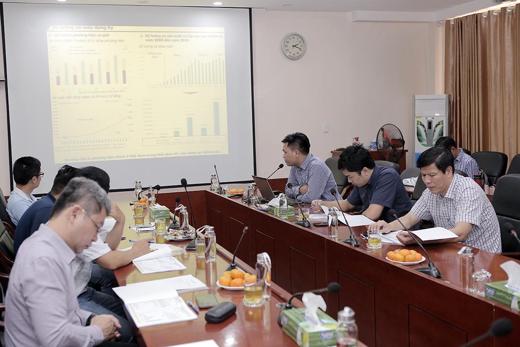 Các chuyên gia báo cáo chuyên đề tại Hội thảo