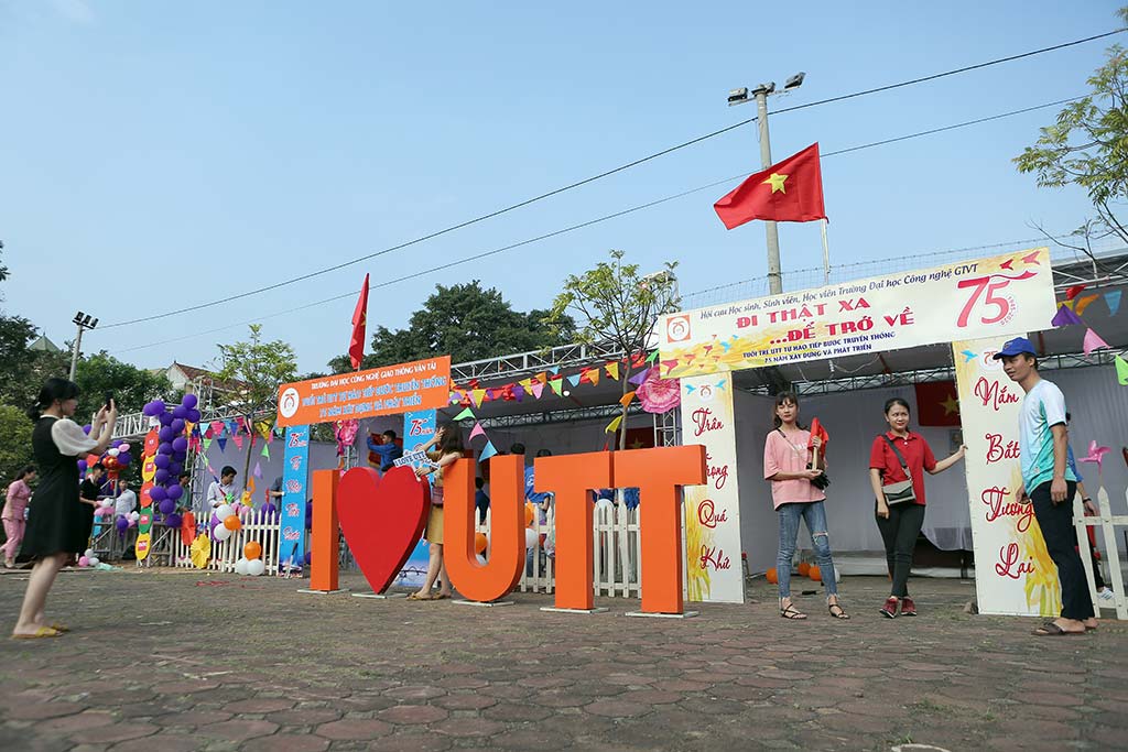 Hội trại kỷ niệm 75 năm ngày thành lập trường Đại học Công nghệ GTVT
