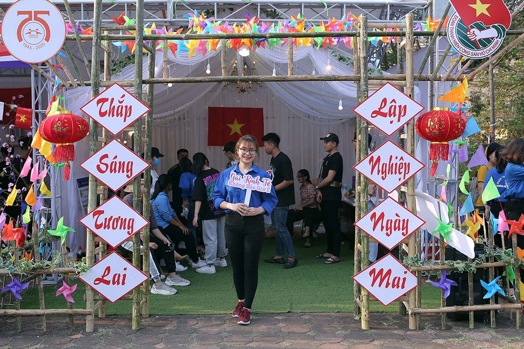 Hội trại kỷ niệm 75 năm ngày thành lập trường Đại học Công nghệ GTVT