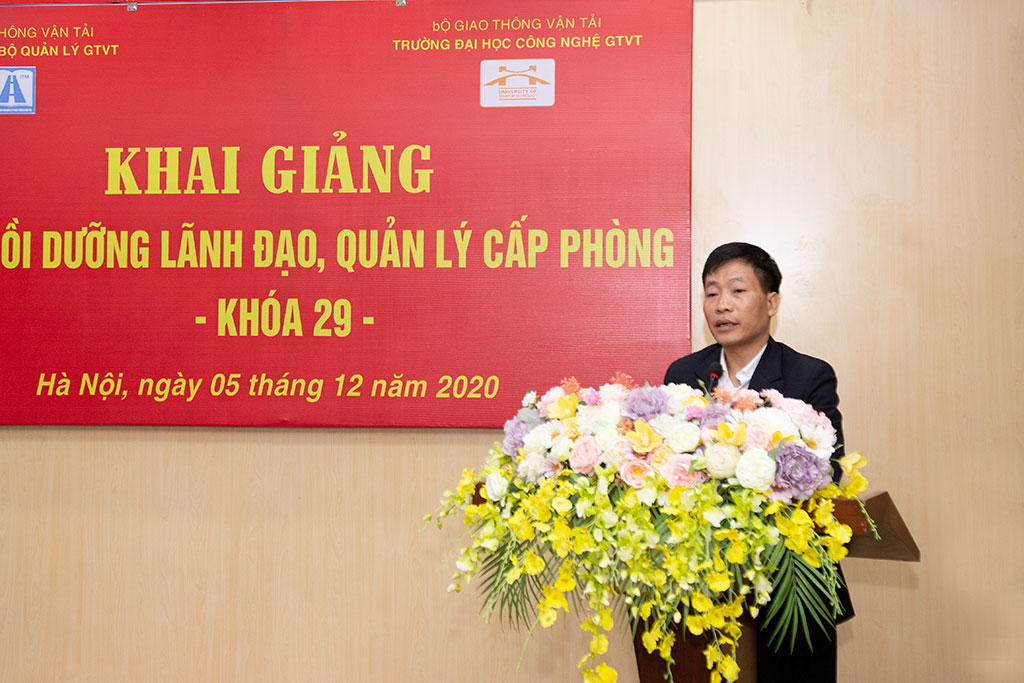 PGS, TS Nguyễn Hoàng Long, Hiệu trưởng nhà trường phát biểu tại Lễ khai giảng