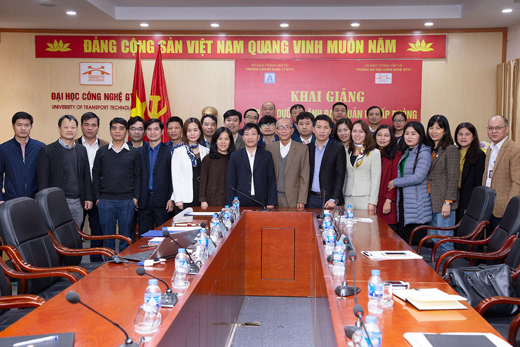 Các đồng chí học viên chụp ảnh lưu niệm cùng đại biểu và giảng viên, báo cáo viên khóa học