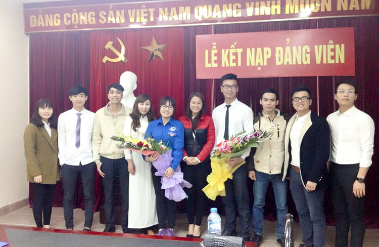 Sinh viên Phạm Huyền Mai được vinh dự đứng trong hàng ngũ của Đảng