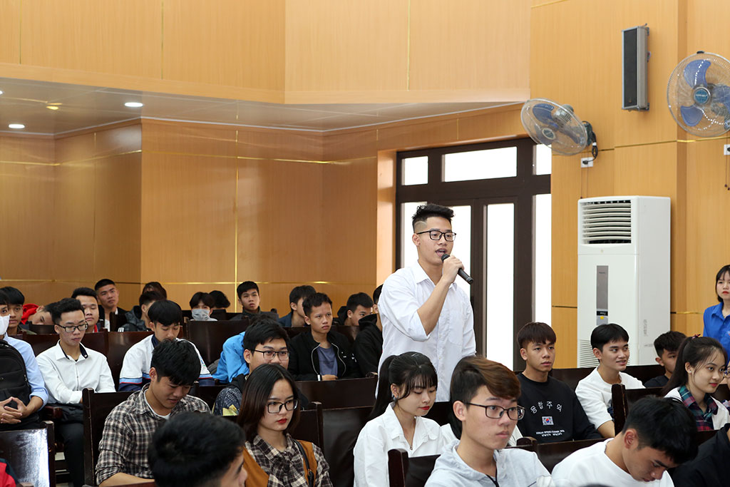 Sinh viên đặt câu hỏi và trao đổi ý kiến cá nhân về việc làm trái ngành với các diễn giả