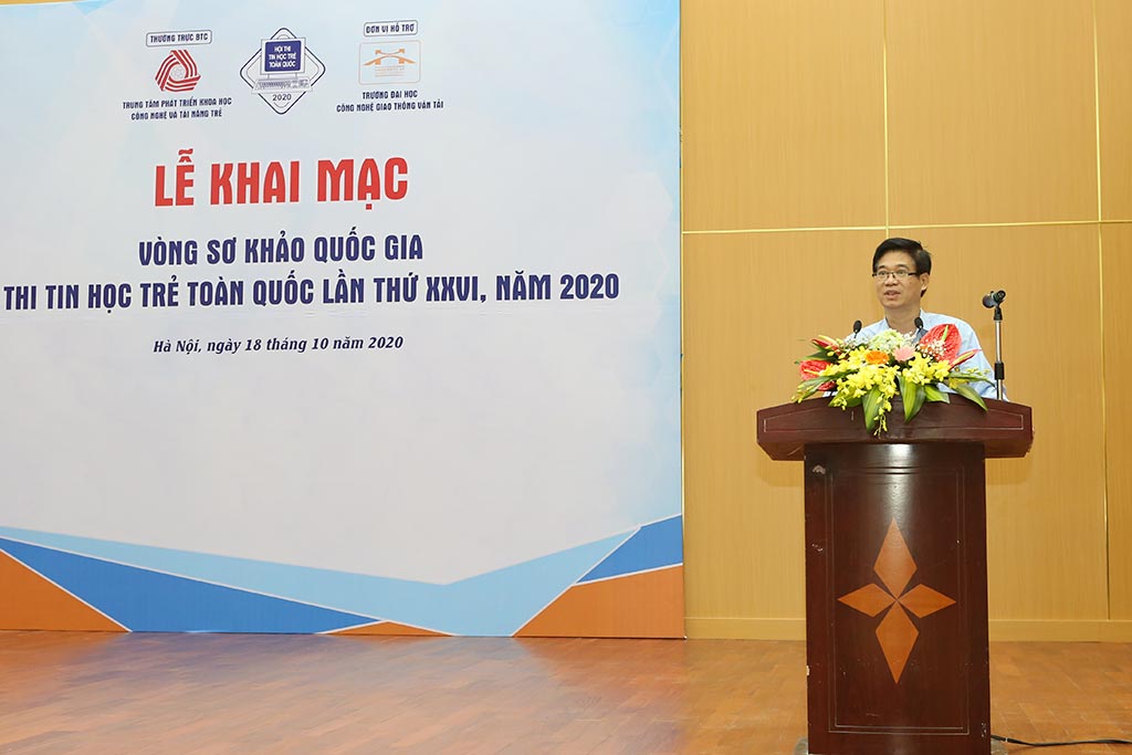 TS. Nguyễn Mạnh Hùng, Phó Hiệu trưởng Nhà trường chào mừng các thí sinh và phụ huynh đến tham gia và cổ vũ cho các thí sinh