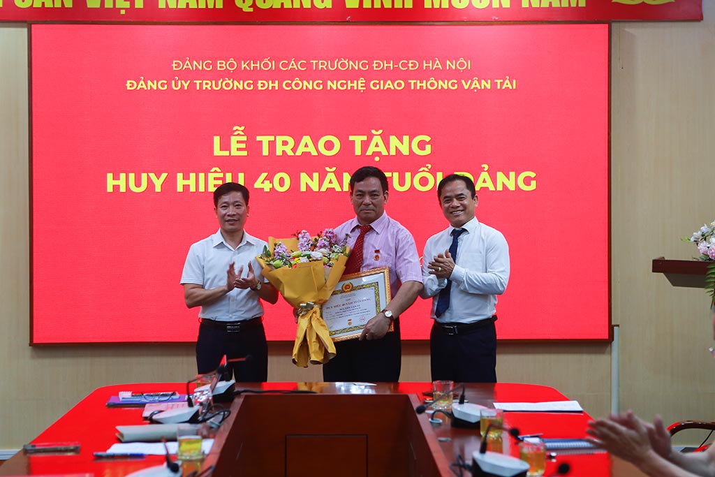 Lễ trao tặng Huy hiệu 40 năm tuổi Đảng cho giảng viên, PGS.TS Nguyễn Văn Vi