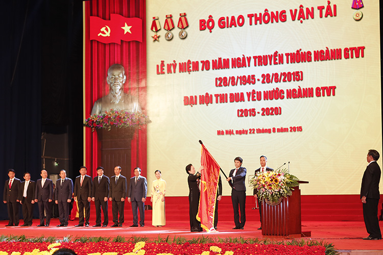 Phó chủ tịch nước Nguyễn Thị Doan trao Huân chương Độc lập hạng Nhất