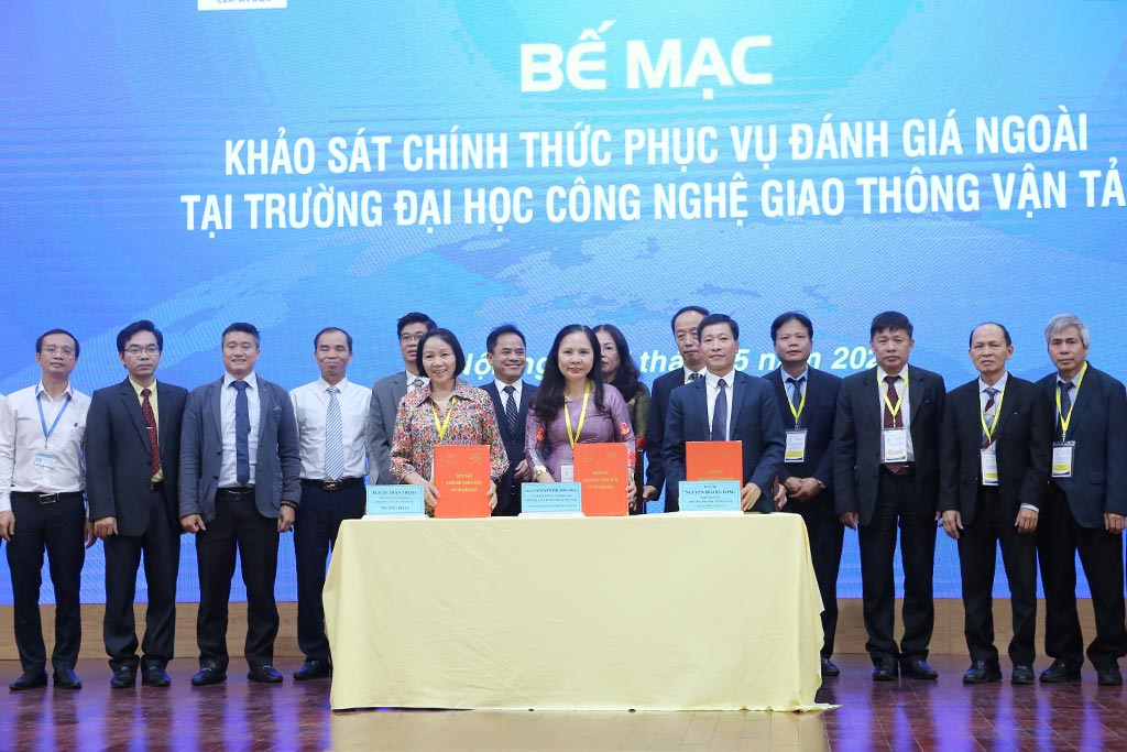 Bế mạc đợt khảo sát chính thức đánh giá ngoài tại Trường ĐH Công nghệ GTVT
