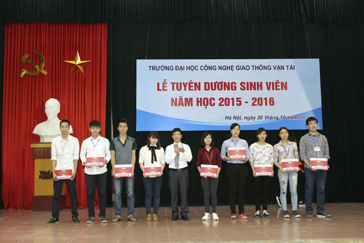 Lễ tuyên dương sinh viên tiêu biểu, xuất sắc năm học 2015 - 2016
