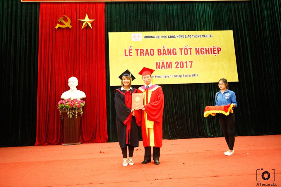 Cảm xúc ngày ra trường của Nguyễn Bảo Linh, lớp 64DCKT02 - nữ sinh viên tài năng với nụ cười tỏa nắng
