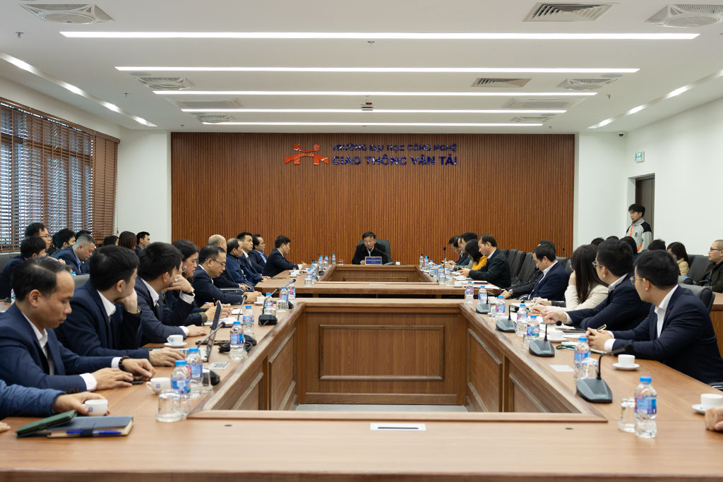 Deputy Minister of Construction Nguyễn Danh Huy Pays a Working Visit to the University of Transport Technology