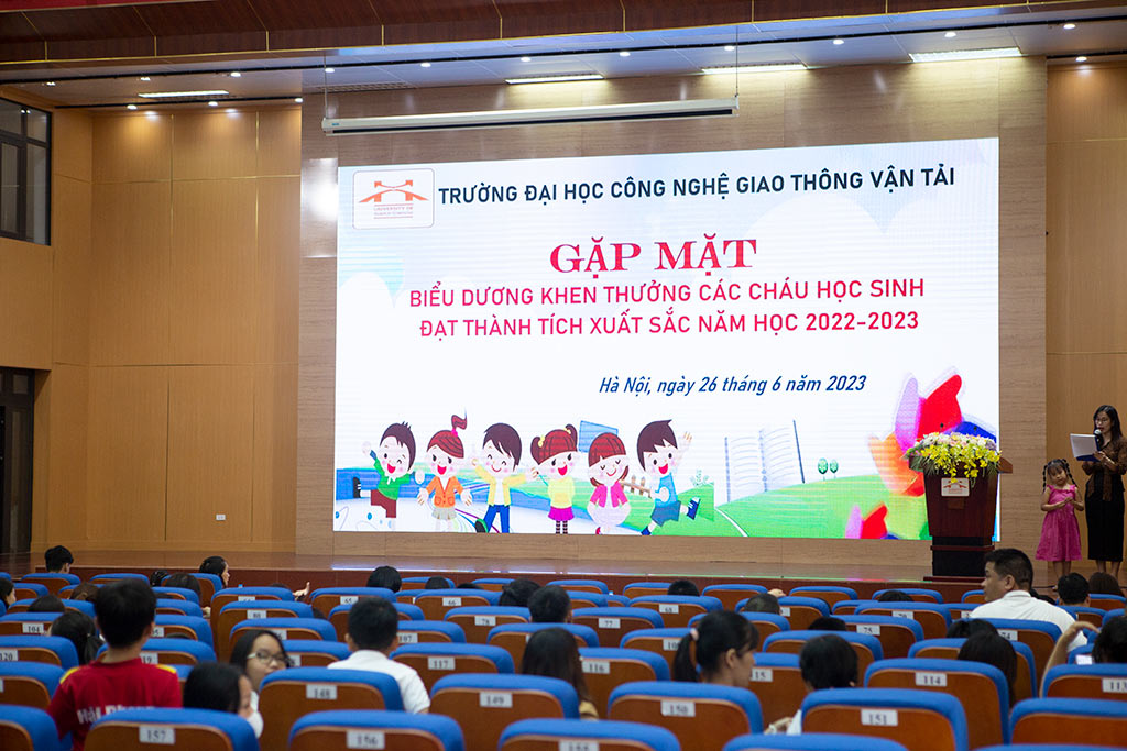 Gặp mặt và tuyên dương, khen thưởng các cháu là con của CB-VC-NLĐ Nhà trường đạt thành tích cao trong học tập năm học 2022-2023