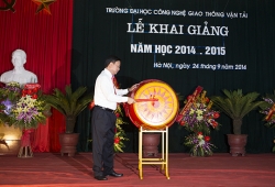 Bộ trưởng Đinh La Thăng đánh trống khai giảng năm học mới 2014- 2015