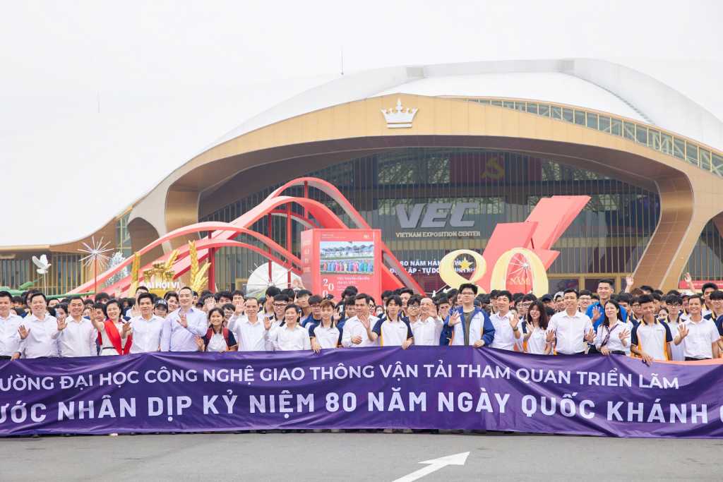 Hơn 6.000 tân sinh viên tham quan, trải nghiệm tại Triển lãm 80 năm hành trình Độc lập-Tự do-Hạnh phúc