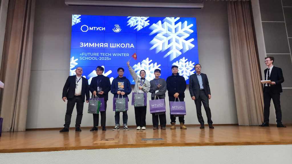 Đội tuyển sinh viên UTT giành Giải Nhất tại ReVoice25 Hackathon quốc tế