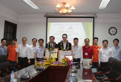 Lãnh đạo Nhà trường đón và chúc mừng sinh viên trở về nước sau Kỳ thi tay nghề thế giới 2015