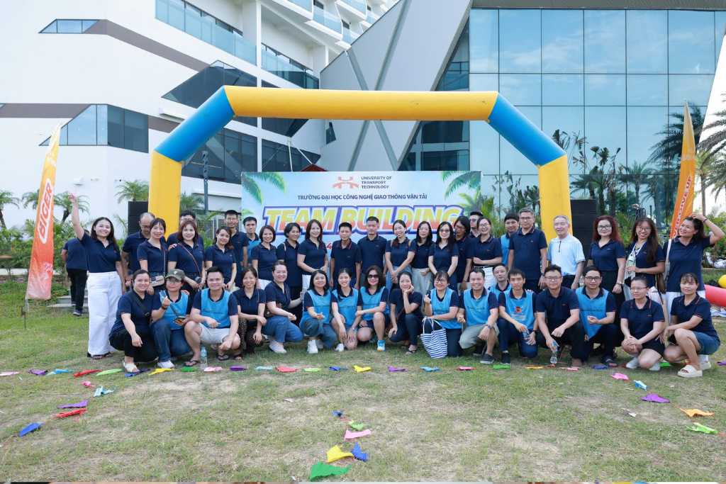 UTT tổ chức chương trình “Hành trình kiến tạo giá trị bền vững” nhân dịp 15 năm đào tạo đại học và 65 năm ngày Bác Hồ về thăm Trường