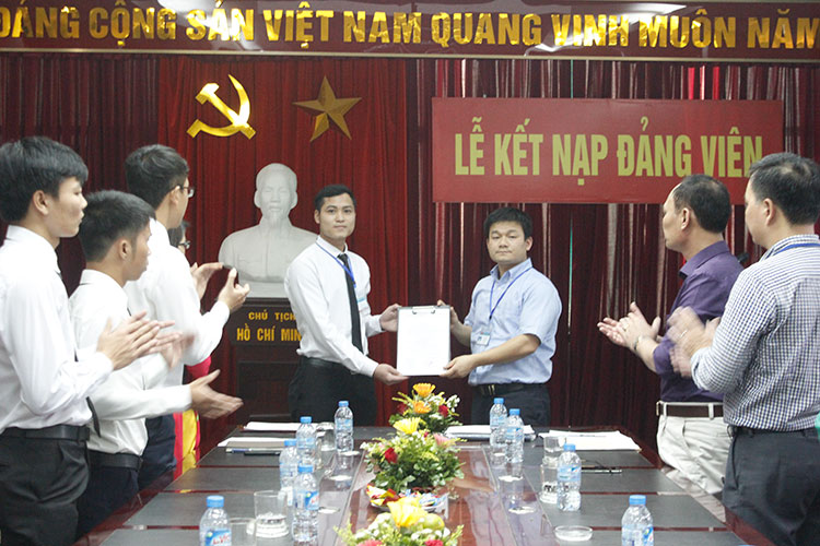 Lễ kết nạp đảng viên chào mừng 126 năm ngày sinh nhật Chủ tịch Hồ Chí Minh (19/5/1890 – 19/5/2016)