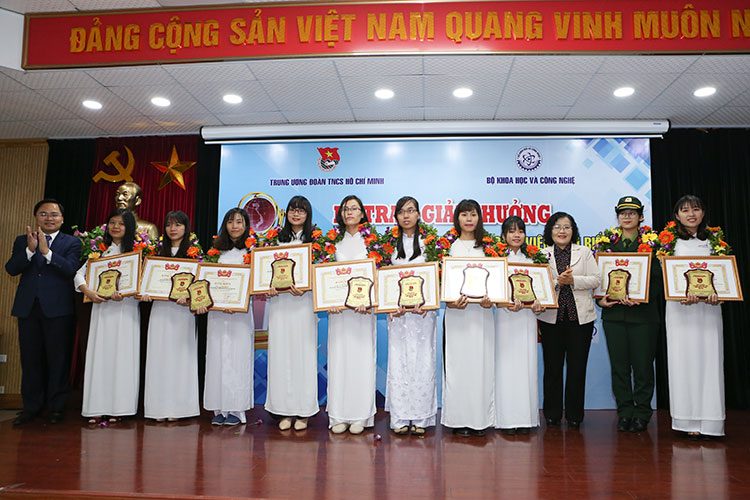 Sinh viên Nguyễn Thị Quỳnh nhận phần thưởng Nữ sinh viên tiêu biểu trong lĩnh vực kỹ thuật năm 2016