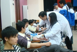 Trên 300 HSSV hiến máu nhân đạo phục vụ tết Canh Dần 2010