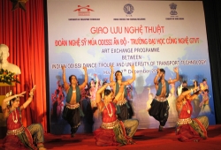 Giao lưu nghệ thuật giữa Đoàn nghệ sỹ múa Odissi Ấn Độ với Trường Đại học Công nghệ GTVT