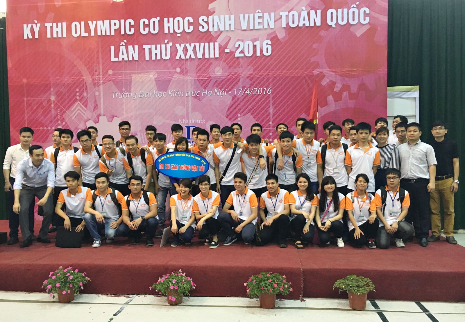 Đội tuyển Sức bền vật liệu và đội tuyển Cơ học lý thuyết tham dự cuộc thi OLYMPIC cơ học toàn quốc lần thứ 28 năm 2016