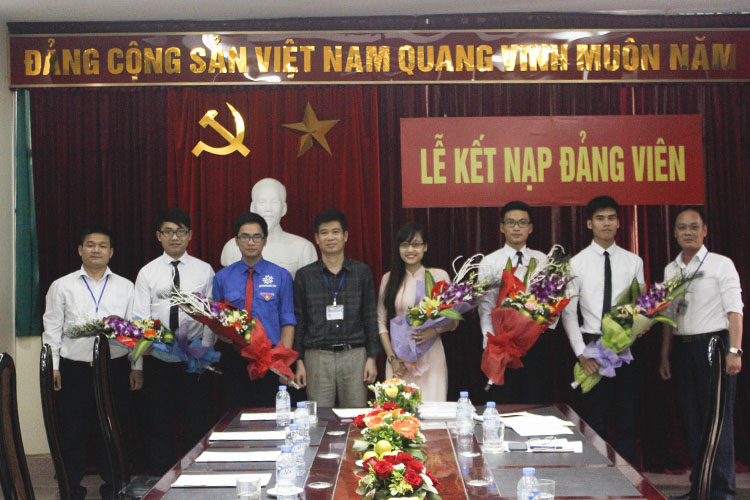 Lễ kết nạp Đảng viên sinh viên Tự hào Đoàn Thanh niên 85 năm tiến bước dưới cờ Đảng