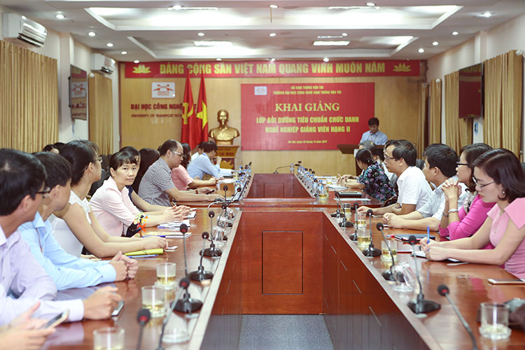 Khai giảng lớp bồi dưỡng tiêu chuẩn chức danh nghề nghiệp Giảng viên hạng II