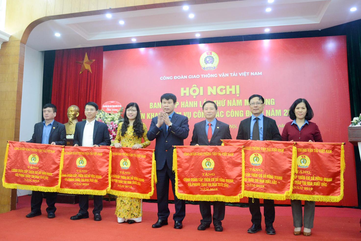 Công đoàn Trường ĐH Công nghệ GTVT vinh dự được nhận cờ “Công đoàn cấp trên cơ sở vững mạnh xuất sắc năm 2019”